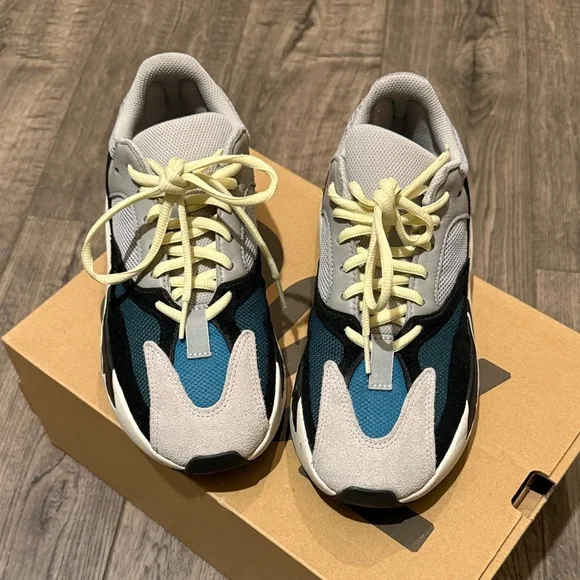 Yeezy Boost 700 - Picture 3 of 5